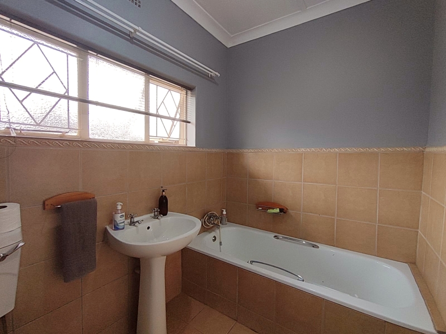 6 Bedroom Property for Sale in Flamwood North West
